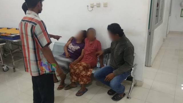 Ayah korban Kasdan (pakai celana jeans) dan ibunya Yulikah (baju ungu) saar berada di RSUD Sosodoro Djatikoesoema Bojonegoro, untuk memastikan identitas korban tersebut. Senin (25/11/2019)