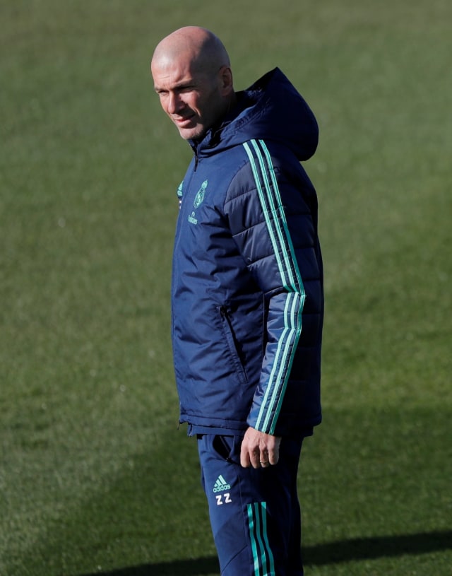 Zinedine Zidane memimpin latihan Real Madrid. Foto: Reuters/Susana Vera