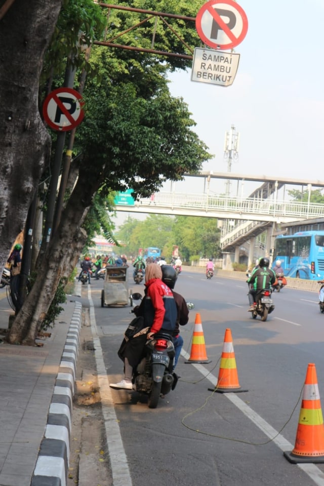 Pengendara motor melawan arus di jalur sepeda, Jalan Pemuda, Selasa (26/11). Foto: Ulfa Rahayu/kumparan