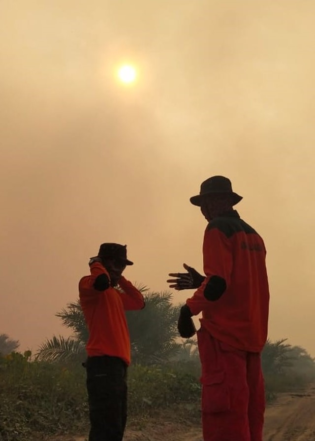 Matahari pun tertutup kabut asap kebakaran di Kolaka Timur. Foto: Dok Manggala Agni.
