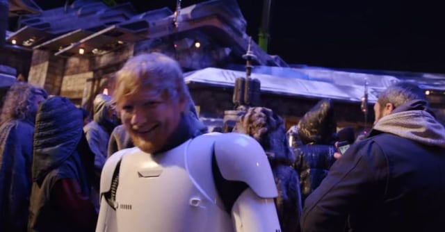 Ed Sheeran mengenakan kostum Stormtroopers (Foto: Disney)