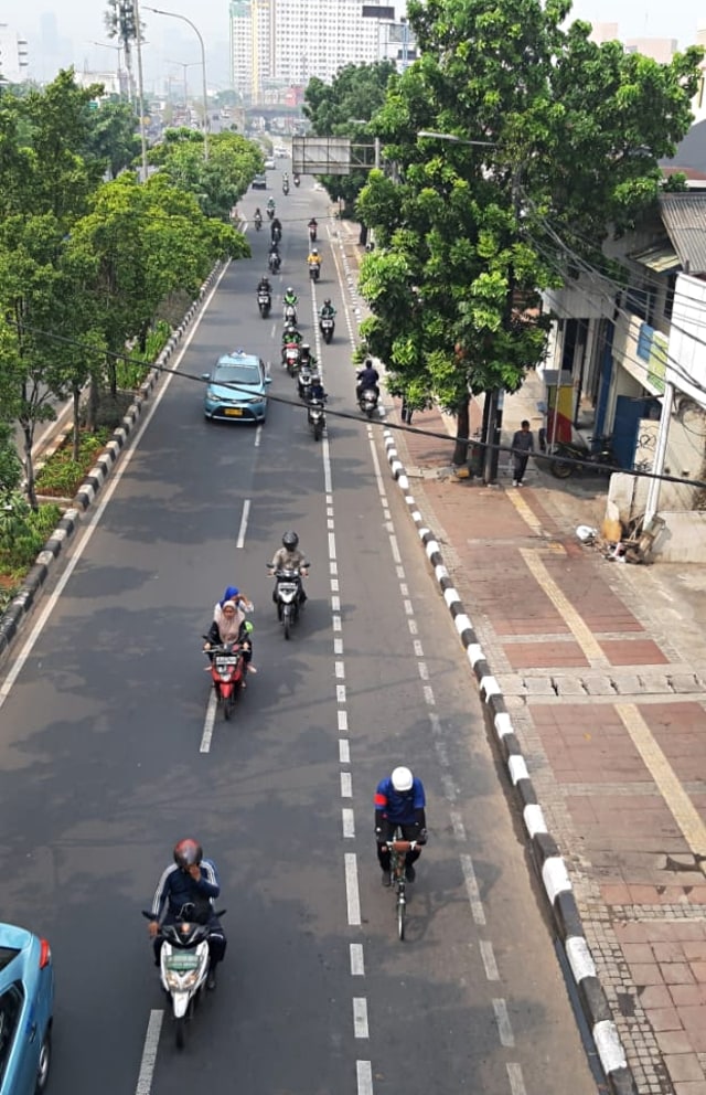 Suasana jalur sepeda di jalan Pramuka, Jakarta Timur, Selasa (26/11) Foto: Ulfa Rahayu/kumparan