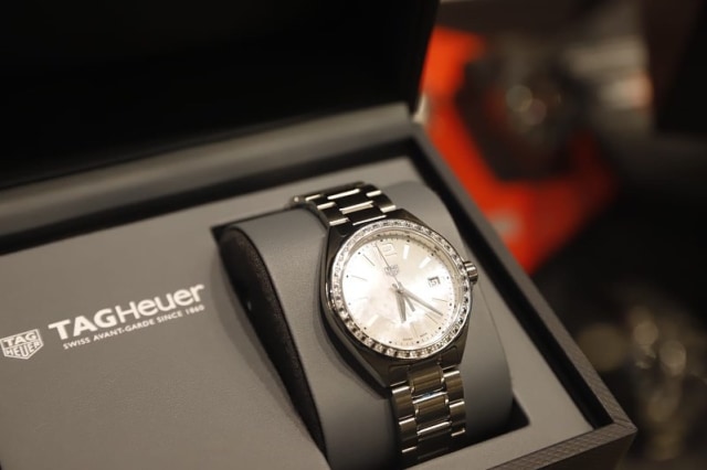 Hadiah Jam Tangan TAG Heuer buat Aries Susanti dari Time International (1180212)