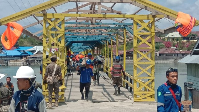 Suasana pekerja PT Poso Energy melaksanakan pembongkaran jembatan Pamona. Foto: Edy/PaluPoso