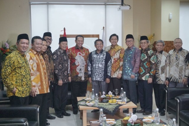 Foto bersama saat Ketua MPR RI Bambang Soesatyo saat melakukan silaturahmi ke DPP PKS. Foto: Helmi Afandi Abdullah/kumparan