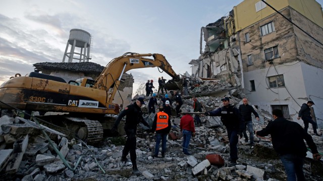 Personel darurat bekerja di dekat bangunan yang rusak di Thumane, setelah gempa bumi mengguncang Albania Foto: REUTERS/Florian Goga