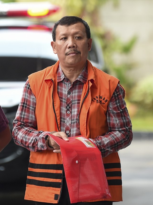 Tersangka Sekretaris Daerah (nonaktif) Jawa Barat Iwa Karniwa akan menjalani pemeriksaan di gedung KPK, Jakarta, Selasa (26/11). Foto: ANTARA FOTO/Nova Wahyudi