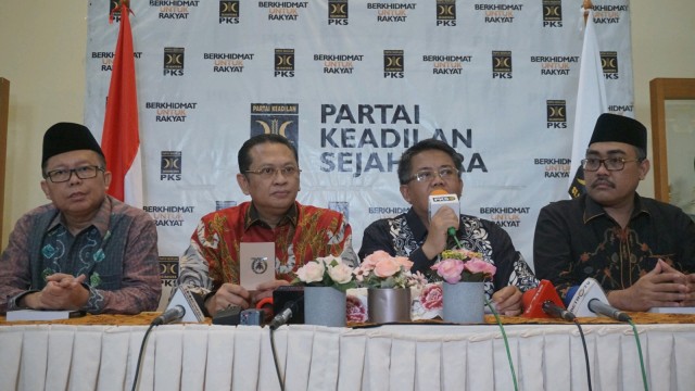 Presiden PKS Sohibul Iman didampingin Ketua MPR RI Bambang Soesatyo saat konferensi pers di DPP PKS, Jakarta, Selasa (26/11). Foto: Helmi Afandi Abdullah/kumparan