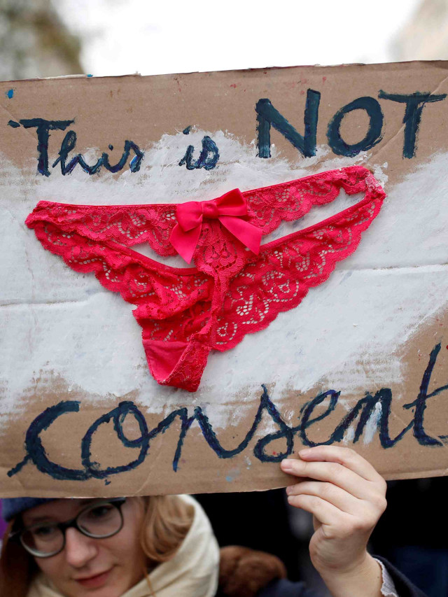 Pendemo membawa celana dalam saat demo memprotes feminisme dan kekerasan terhadap wanita di Paris, Prancis. Foto: REUTERS/Christian Hartmann