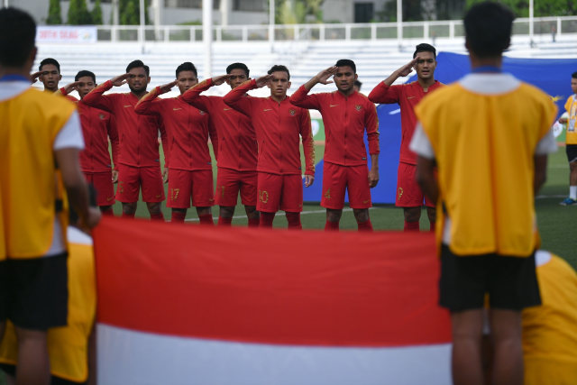 Pemain Timnas U-22 Indonesia menyanyikan Indonesia Raya sebelum laga melawan Timnas U-22 Thailand dalam penyisihan Grup B SEA Games 2019. Foto: ANTARA FOTO/Sigid Kurniawan