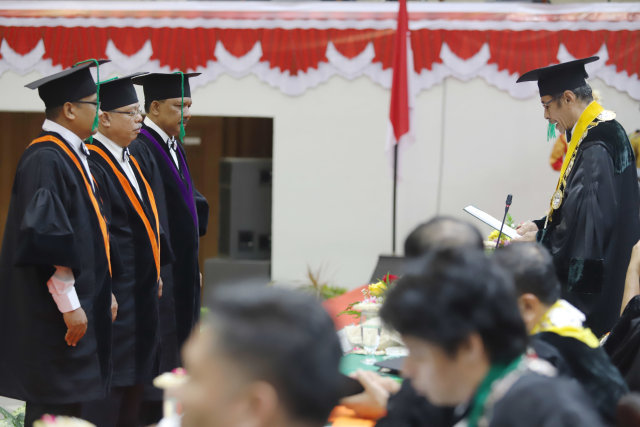 Pengukuhan tiga guru besar Unsyiah, Banda Aceh, Selasa (26/11). Foto: Humas Unsyiah