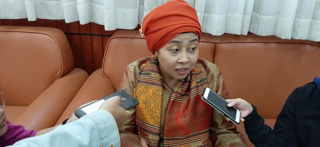 Ruby Kholifah Direktur AMAN Indonesia saat diwawancarai awak media, Selasa (26/11). foto: rezzadoa-tugumalang