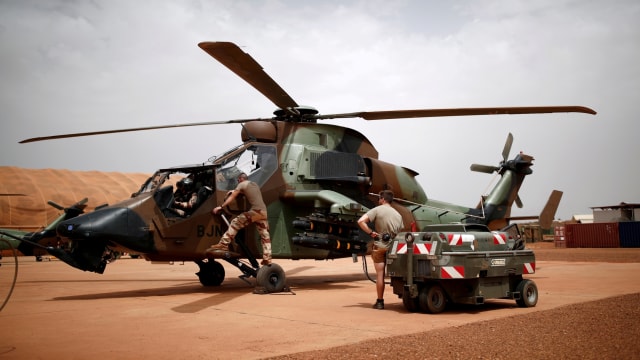 Ilustrasi Helikopter Militer. Foto: REUTERS/Benoit Tessier/File Photo