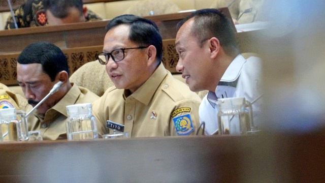 Mendagri Tito Karnavian (tengah) saat rapat kerja dengan Komisi II DPR RI, Jakarta, Selasa (26/11/2019). Foto: Helmi Afandi/kumparan