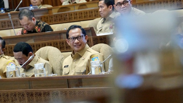 Mendagri Tito Karnavian (tengah) saat rapat kerja dengan Komisi II DPR RI, Jakarta, Selasa (26/11/2019). Foto: Helmi Afandi/kumparan