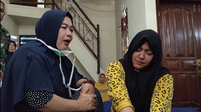 Ningsih Tinampi dan pasiennya (Foto: Tangkapan layar akun YouTube Ningsih Tinampi)