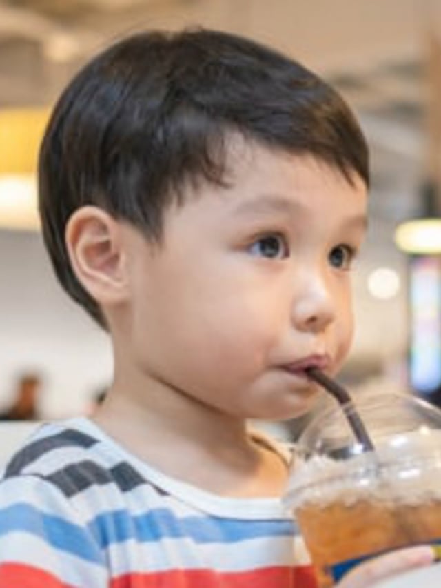 Ilustrasi anak minum minuman manis.  Foto: Shutterstock