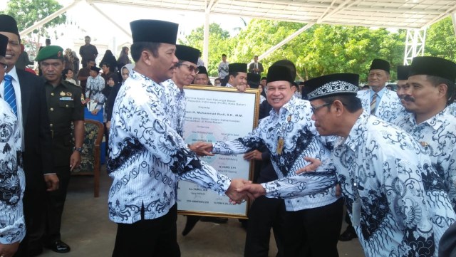 Wali Kota Batam Terima Penghargaan Dwija Praja Nugraha (5738)