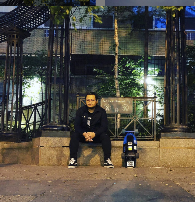 Bermain e-longboard di Manhattan (source: dokumentasi pribadi instagram.com/purnacita)