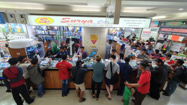 Pedagang ponsel di ITC Roxy Mas, Jakarta. Foto: Bianda Ludwianto/kumparan