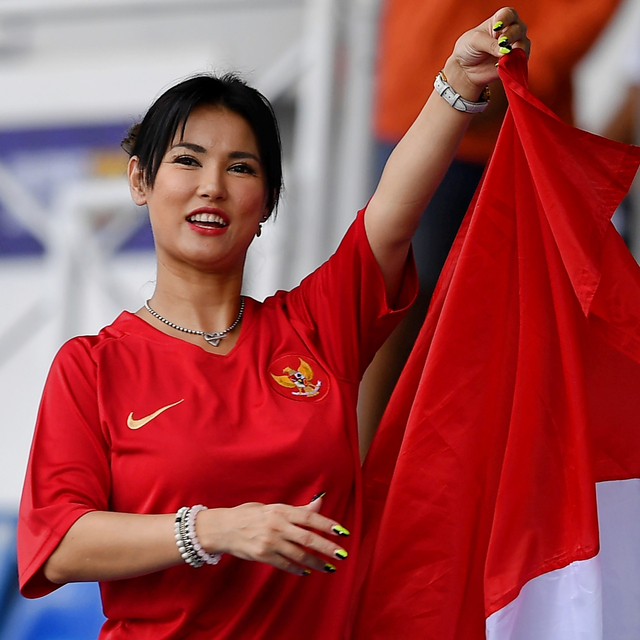 Maria Ozawa saat menonton pertandingan Grup B SEA Games 2019 antara Timnas U-23 Indonesia vs Timnas U-22 Thailand di Stadion Rizal Memorial, Manila, Filipina. Foto: ANTARA FOTO/Sigid Kurniawan