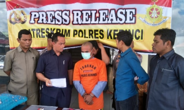 Mengaku tamatan Akpol, RM tipu banyak korbannya dengan berpenampilan layaknya polisi. Foto: Bahara Jati