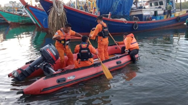 Operasi pencarian terhadap korban tenggelam di muara TPI Ujong Blang, Lhokseumawe, Aceh, Selasa (26/11). Foto: Dok. SAR Banda Aceh