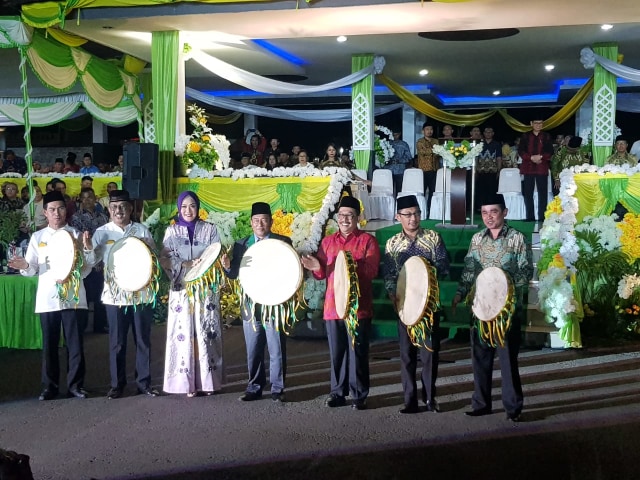 Wakil Menteri Agama RI, DRS. KH. ZAINUT TAUHID SA'ADI, M.SI (baju merah) beserta sejumlah pejabat menabuh rebana tanda membuka Festival Seni Qasidah Tingkat Nasional XXIV Tahun 2019, (Dok. Lentera Maluku)