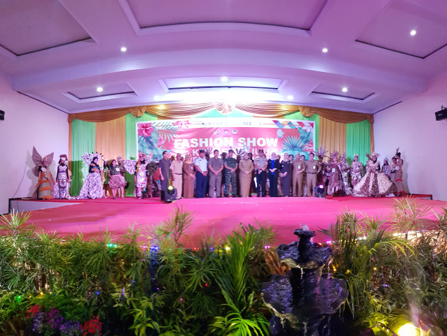 Bupati Kobar bersama FKPD Kobar menghadiri fashion show. (Foto: Joko Hardyono)