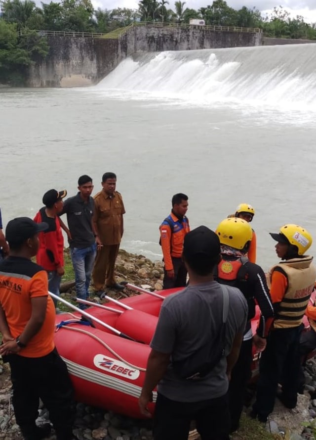 Tim SAR Gabungan saat bersiap melakukan operasi pencarian korban terseret arus sungai di Kecamatan Beutong, Nagan Raya, Aceh. Foto: Dok. SAR Banda Aceh 