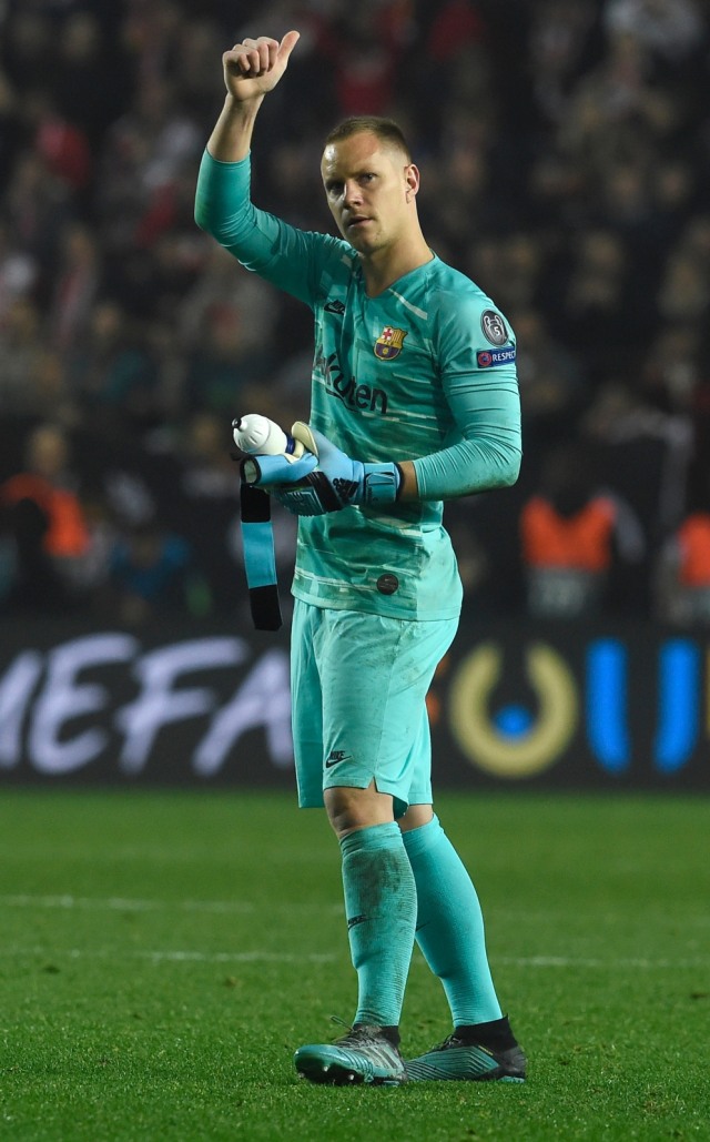 Marc-Andre ter Stegen usai membawa Barcelona mengalahkan Slavia Praha. Foto: AFP/Michal Cizek