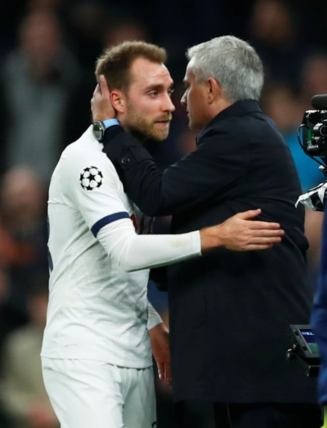 Jose Mourinho memeluk Christian Eriksen usai laga melawan Olympiacos. Foto: Reuters/Eddie Keogh