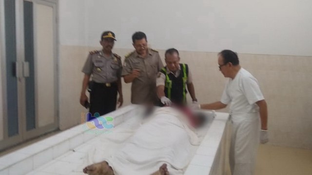 Mayat Aidatul Izah, warga Dukuh Kedungrejo Desa Ngumpakdalem Kecamatan Dander Bojonegoro, saat tiba di kamar jenazah RSUD Bojonegoro. Senin (25/11/2019) 