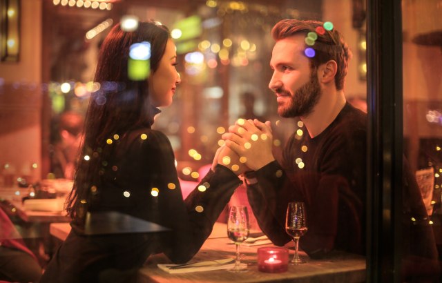 photography-of-couple-holding-hands-842546(1).jpg