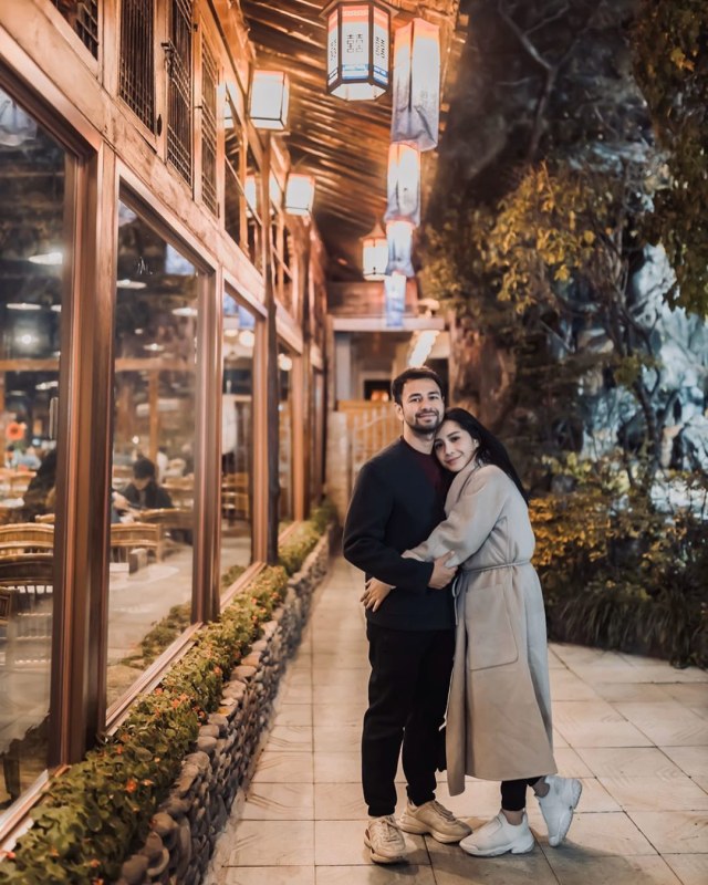 Raffi Ahmad dan Nagita Slavina menikmati dinginnya malam di depan kafe yang terletak di Yeoksam, Seoul. Foto: Instagram @raffinagita1717