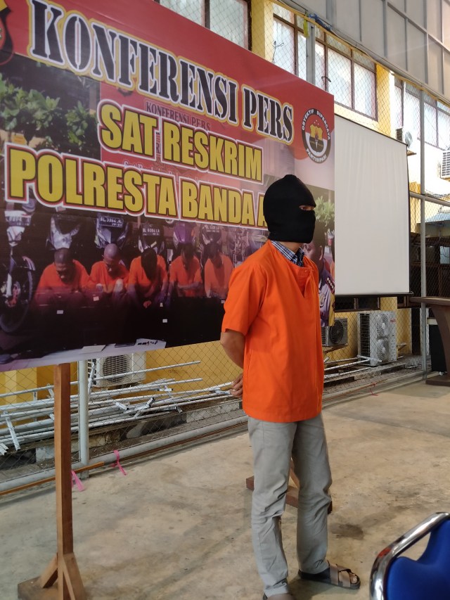 Polres Banda Aceh menunjukkan barang bukti dan tersangka pencabulan siswi SD saat rilis di Polresta Banda Aceh, Rabu (27/11). Foto: Zuhri Noviandi/kumparan 
