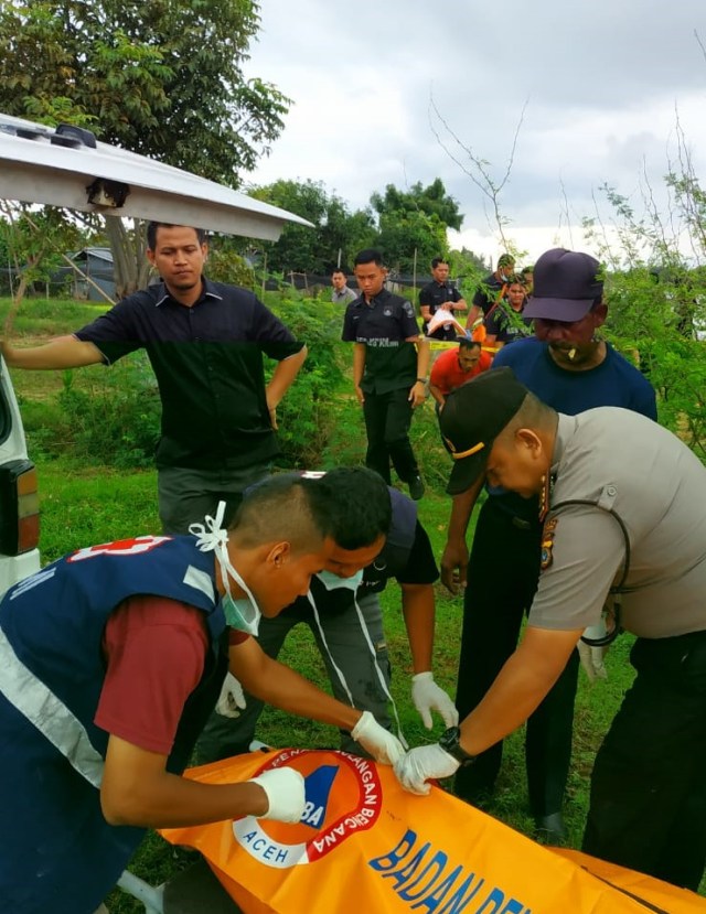Personel PMI dan Kepolisian saat mengevakuasi mayat yang ditemukan meninggal dunia di Krueng Lamnyong, Banda Aceh, Rabu (27/11). Foto: Dok. Polsek Syiah Kuala