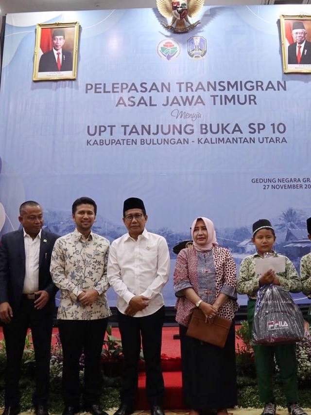 Mendes berangkatkan 100 Kepala Keluarga Jatim Transmigrasi ke Kalimantan Utara.

 Foto: Yuana Fatwalloh/kumparan