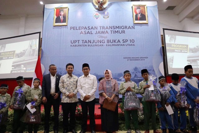 Mendes dan Wagub Emil Lepas 298 Transmigran Asal Jatim ke Kaltara (370230)