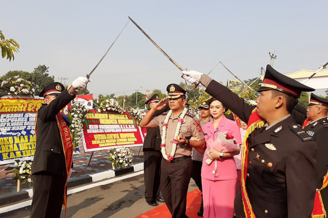 AKBP Suhermanto berjalan memasuki Mapolres Indramayu dalam prosesi pisah sambut Kapolres Indramayu. (Nafis)