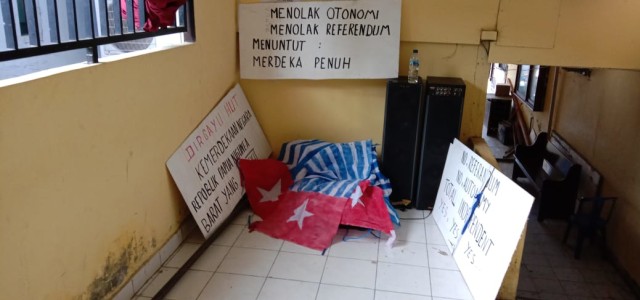 Barang bukti penangkapan 8 orang bawa bendera Bintang Kejora di Manokwari. (BumiPapua.com/Irsye Simbar)