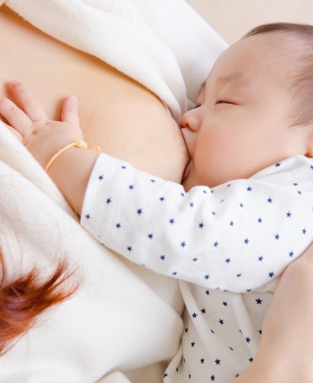 Ilustrasu bayi sedang menyusu pada ibu yang positif virus corona PTR Foto: Shutterstock