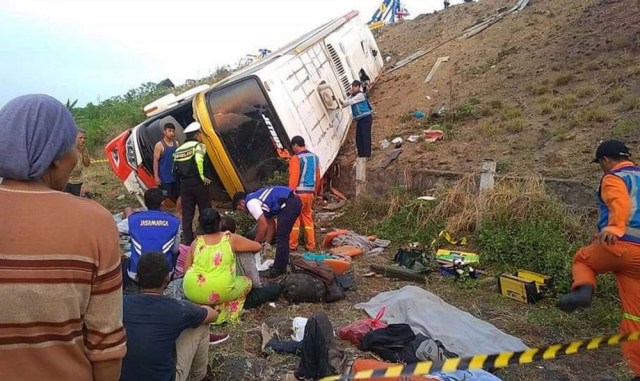 Petugas mengevakuasi korban kecelakaan Bus Kramat Jati di Tol Sumo (Foto: Istimewa)