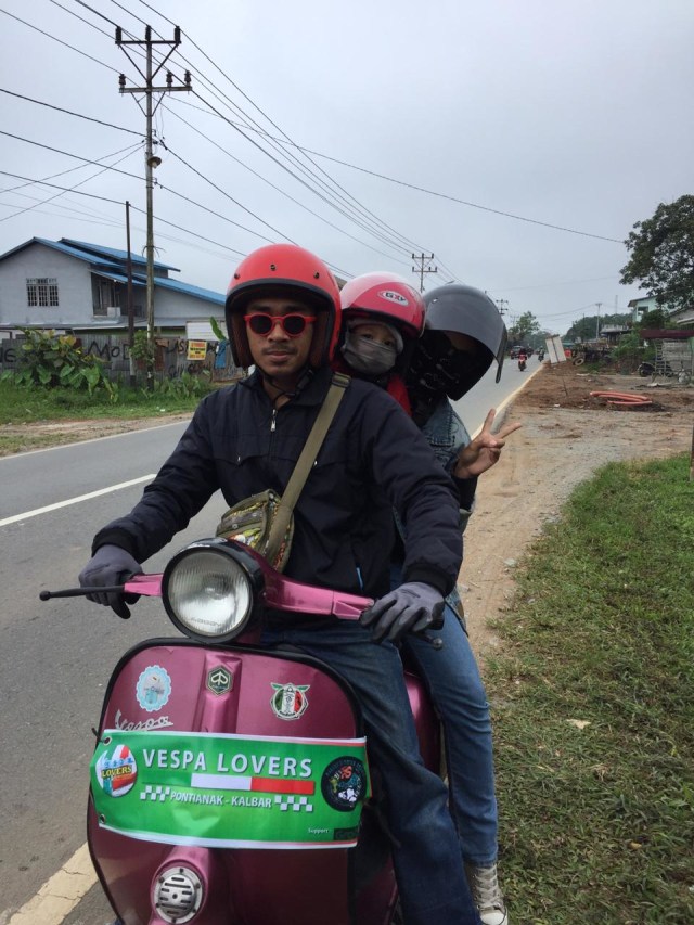 Nuni bersama suami dan anaknya naik Vespa. Foto: Dok. Istimewa