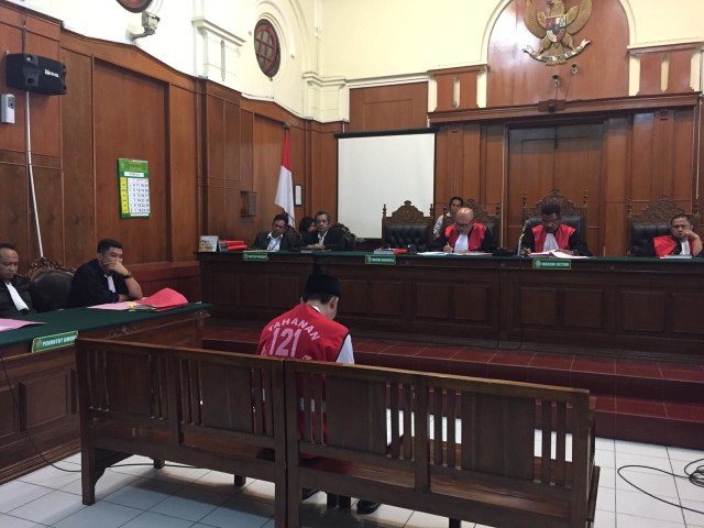 Terdakwa ujaran kebencian terkait insiden asrama Papua disidang di Pengadilan Negeri Surabaya, Rabu (27/11). Foto: Yuana Fatwalloh/kumparan