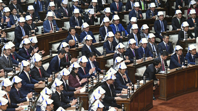 Anggota parlemen Jepang memakai helm anti gempa. Foto: Kyodo/Reuters