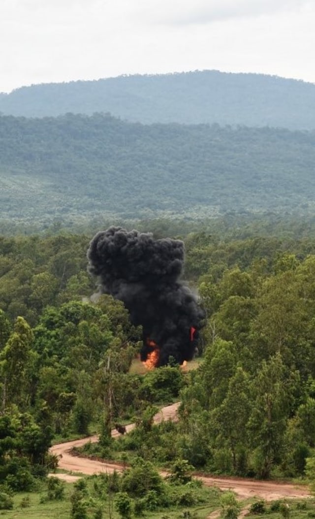 Ilustrasi ledakan ranjau darat. Foto: AFP/Lillian Suwanrumpha
