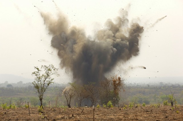 Ilustrasi ledakan ranjau darat. Foto: Alex McBride / AFP