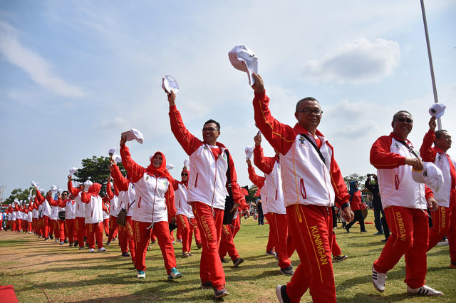 Para atlet dan pelatih asal Kabupaten Kuningan saat mengikuti defile kontingen dalam upacara pembukaan Porsenitas ke-VIII di Kabupaten Brebes. (Humas Pemkab Kuningan)