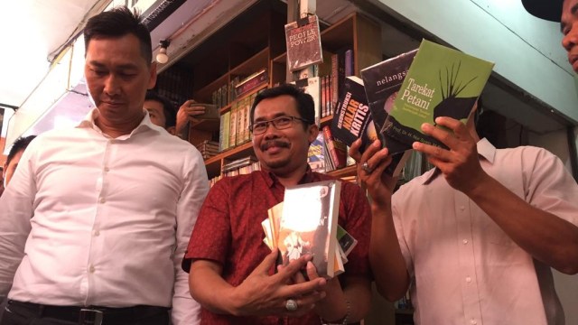 Pedagang buku Shopping Jogja serahkan ribuan buku bajakan. Foto: Arfiansyah Panji Purnandaru/kumparan